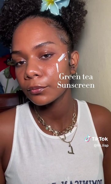 A simple but beautiful look for this summer, with only two products! @TONYMOLY USA #tonymoly #glassskin #glowskinkorea #quickmakeup #amazonfavorites #summeressentials #tipsforgirls #summermakeup #grwm #naturalmakeup #TintTest #WaterproofTint #shockinglip