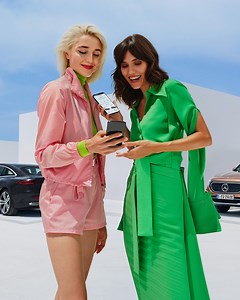 Cozy and comfortable: with Pre-Entry-Climate Control you take control of your Mercedes-Benz’ temperature remotely. #Mercedesme #MercedesBenz #DigitalExtras | Mercedes-Benz