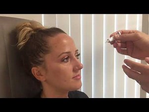 Augensalbe verabreichen