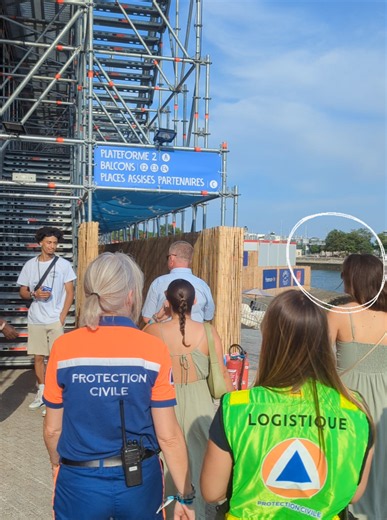 👉 Nos bénévoles continuent d'assurer les premiers secours sur les Francofolies à La Rochelle ! 🙏 Un grand merci à nos bénévoles pour leur présence et leur engagement. ©️ APC17 📬Envie de nous rejoindre ? Le lien est en bio. #secours #aider #former #secourir #benevolat