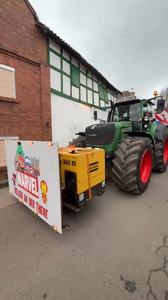 Fendt 930 TMS: Karneval Fashion und Landwirtschaft