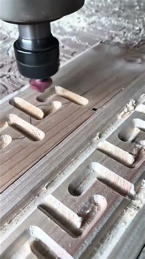 carving the brown wood pattern using an automatic cnc router machine