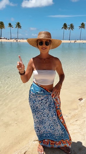 Here’s how you can make a super easy wrap dress from your sarong ! Place your pareo in front of you, fold the top , bring ends to the back, cross them , bring them back to the front and tie them together on your waist. It will make a great summer outfit, that you can easily make on your vacation, you can wear to the beach , sightseeing or even to dinner! What do you think ? Btw doesn’t this pareo scream European summer- take me to Greece ? 💙 #sarong #pareo #vacationoutfits #summeroutfits #diydr