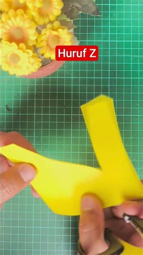 How to make the letter Z using origami paper. #diy #papercrafts #tutorial