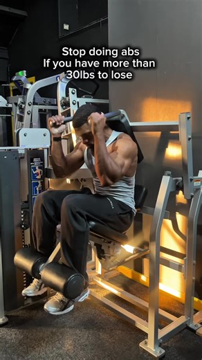 If you have 30 lbs to lose — the abs aren’t the problem. What’s covering them is. Here’s what actually moves the needle: 1️⃣ Prepare your own food. Every time you eat out you’re handing your results to someone whose job is to make food taste good — not get you lean. Decision fatigue is real. Keep the meals simple and repeatable. 2️⃣ Strength train 3-4x a week. In a calorie deficit your body will burn muscle for fuel if you let it. Lifting tells it to burn fat instead. That’s the difference betwe