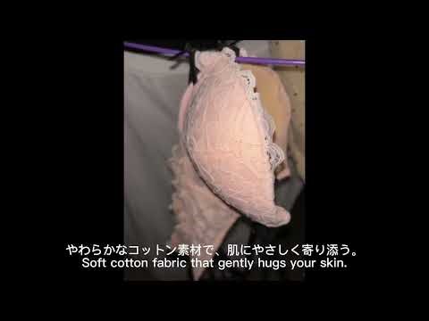 ピンクオレンジのブラ、まるで肌の一部みたい。This peachy bra feels like a second skin.