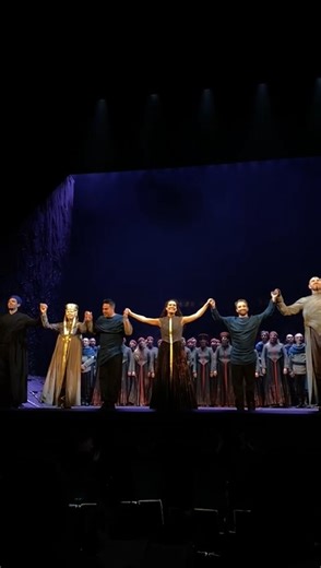 Rideau sur Iphigénie en Tauride 💐 Sous les applaudissements de la salle Favart, s’achève une série d’une rare intensité. Merci à Wajdi Mouawad, Louis Langrée, Théotime Langlois de Swarte, Tamara Bounazou, Theo Hoffman, et à toutes les équipes de l’Opéra-Comique pour cette aventure lyrique inoubliable 🙏 L’émotion d’Iphigénie résonnera encore longtemps entre ces murs ❤️‍🔥 - Direction musicale, Louis Langrée et Théotime Langlois de Swarte • Mise en scène, Wajdi Mouawad • Avec Tamara Bounazou, Th