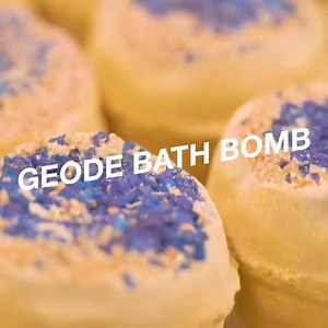 If you're a crystal lover, this one's for you! Geode Bath Bomb is made with mineral rich sea-salt to draw out impurities from the skin to leave it thoroughly cleansed. Each Geode is handmade, meaning that each of them is precious and individual - just like the best crystals. 💎✨#WeTheBathers Check with your local shop to see if it's part of their curation, or find it here: http://bit.ly/2UaBp0v 📹: Lush Cosmetics North America | LUSH New Zealand