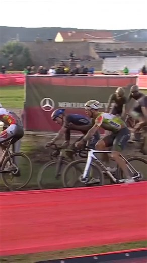 TNT Sports Cycling on Instagram: "“Never take your hands off the bars!!!” It’s getting physical in the closing stages of the Men’s Cyclocross 👀"