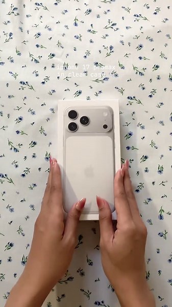 Unboxing the iPhone 17 Pro Max with Clear Case