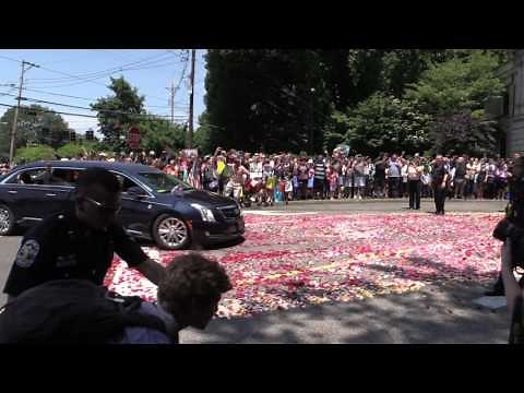 Final resting place - Muhammad Ali funeral procession enters Cave Hill Cemetery