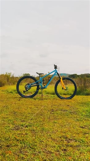 Maranda Maliska on Instagram: "Here’s a deeper dive into my custom enduro frame by @vesselbikeproject ❤️‍🔥 Specs below! 👇🏻 - Travel - 180F, 170R w/ @ohlinsracingmtb - HT Angle - 63.5° - Reach - 455 - BB Drop - 30 - Chainstay - min 445 sitting at 455 w/ modular dropouts - Seat Tube Angle - 80° - 4 progression settings, ranging from 20%-30% - Wheel Size - 29” Components: - Fork - @ohlinsracingmtb RFX38 m.2 Air - Shock - @ohlinsracingmtb TTX2 Air - Bars - @deitycomponents Racepoint, 25mm rise w/