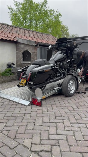How to load a Bagger on the @mytreiler_technology 👌🏻 | Treiler - faltbar, absenkbar und gebremst