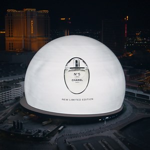 CHANEL N°5 L’EAU From square to Sphere, CHANEL N°5 L’EAU embraces new curves. Catch a cinematic drop of the fragrance in its limited-edition, minimalist glass vessel, larger-than-life on the exterior of Sphere. A visual experience as singular and unexpected as the creation itself. Discover the scent on chanel.com/-N5-L-EAU-24 | CHANEL