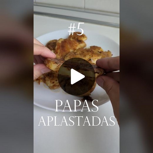100 formas de hacer papas - #5 Papas Aplastadas Seguimos con la serie de 100 recetas diferentes con papas. SÍ, 100 recetas Esta vez una forma no tan conocida, pero que es de mi preferidas a la hora de hacer papas para una guarnicion. Papas aplastadas, machacadas o chafadas, como no es una receta clásica, el nombre lo eligen ustedes. PROCEDIMIENTO: 1) Hervir a fuego moderado 500 gramos de papas, enteras, con un puñado de sal gruesa y un chorro de vinagre, hasta que estén tiernas pero sin llegar a