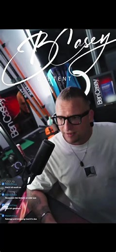 Im Video sage ich ganz bewusst: Fällt euch was auf? Guckt mal. Ich habe es mir im Hintergrund ein bisschen schön gemacht – für euch. Neue Endleitstangen sind verbaut, insgesamt jetzt vier Stück. Hinten links und rechts seht ihr die Display-Platten, die neu dazugekommen sind. Vorher war da einfach nur eine weiße Wand – funktional, aber langweilig. Jetzt ist es bewusst gestaltet: Ben Casey Content. Ben Casey Productions. Das Bild vom ersten Lernmodul „Neukundengewinnung“. Kein Deko-Zirkus, sondern