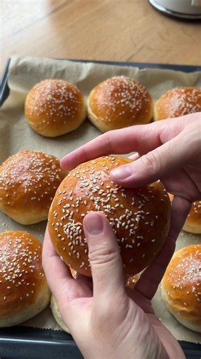 Burger Buns 🥖🍔 Zutaten: 500g Mehl 230g Wasser 10g Salz 2 Eier 30g Zucker 20g Hefe 70g weiche Butter Sesam Zubereitung: Wasser, Mehl, Salz, Hefe, 1 Ei und Zucker zu einem Teig sammeln und ca. 4-5min kneten, danach die Butter dazugeben und weitere 3-4 min kneten. Den Teig zu einer Kugeln formen und ihn in einer Schüssel bedeckt 60-90min gehen lassen, oder bis er doppelt so groß ist. Den aufgegangenen Teig auf eine leicht bemehlte Arbeitsfläche geben und in 9 gleich große Stücke teilen. Diese zu 