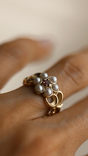 Тарнавська Олександра on Instagram: "Я ніколи не мріяла стати принцесою і вийти заміж за принца на білому коні. Я взагалі такі мультфільми не дивилась. Моїми улюбленими були злюки бобри 🦫 і Тімон і Пумба 😄 Та одного разу, в 29 рочків, я сіла дивитись Бріджертонів. І частинка казки стала реальністю завдяки @kochut_jewelry Та родинна каблучка не давала мені спокою. Вона стала символом справді щирого кохання у серіалі 🥹 То чому б не зізнатись собі коханій?) Її виконали індив