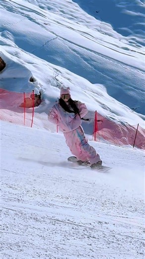 Girls who ski like this are on another level! Pure art on snow.原来女生滑雪可以这么帅！这身法简直是雪地里的艺术 ❄️