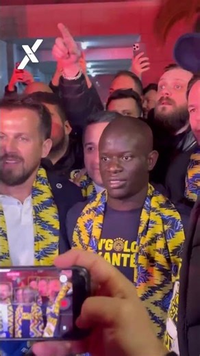 🟡🔵 Fenerbahçe taraftarlarından N'Golo Kanté'ye müthiş karşılama! 💯