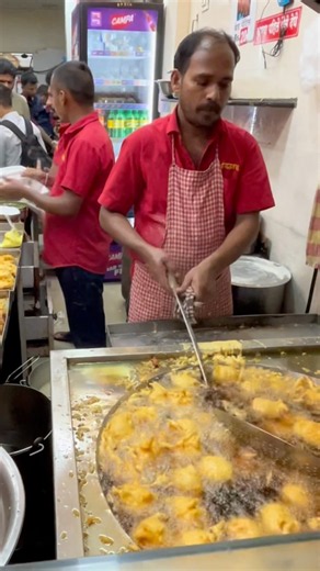 most Viral Vada Pav of Thane || Gajanan Vada Pav #streetfood