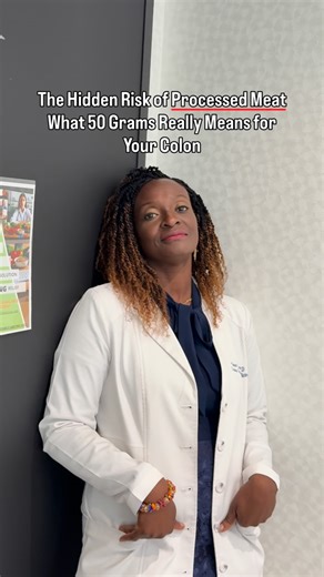 Vivian Asamoah on Instagram: "Here’s what the evidence shows: 🚨 Processed meat is a Group I carcinogen. 🚨 CRC risk ↑ ~18% for every 50 g/day of processed meat [1][2]. 🚨 Mechanisms: N-nitroso compounds + heme-iron DNA damage, heterocyclic amines from high-heat cooking, microbiome dysbiosis. But the real problem? Most people don’t know what 50 grams actually looks like. 📏 50 g of processed meat = ONE of: 🥓 2 slices bacon 🌭 1 hot dog 🥪 2–3 slices deli meat (ham/turkey/salami) 🍖 1 small saus
