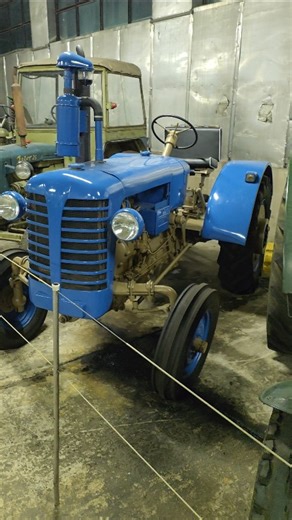 ZETOR 26 — PROTOTYP Lehký univerzál, který se do sériové výroby nikdy nedostal. Vznikl v polovině 50. let jako modernější pokračovatel „pětadvacítky“ – se snahou zachovat co nejvíc shodných dílů a přidat víc síly i lepší ergonomii. Vyrobeno bylo jen malé zkušební množství pro provozní testy, takže každý dochovaný kus je dnes obrovská rarita a srdcovka pro fanoušky Zetorů. 🔧 Rok vývoje: cca 1954–1956 ⚙️ Koncepce: vznětový 2-válec, ~28 k při ~1600 ot/min 🧩 Příbuznost: maximum dílů sdíleno se Zet