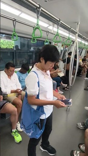 inside most busy MRT train Singapore 🇸🇬