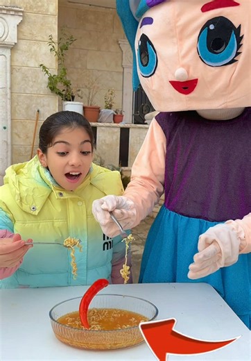 قمر ورفيقتها تجارب الاندومي الحار وصدمة الشرطي