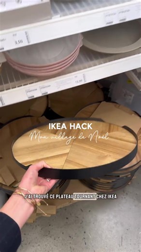 Architektura świątecznej wioski: Analiza techniczna IKEA Hack 🎄⚙️ Świąteczne dekoracje często opierają się na gotowych rozwiązaniach, ale ten projekt to przykład świetnego wykorzystania inżynierii materiałowej i mechaniki prostych przedmiotów użytkowych. Zamiast statycznej makiety, mamy tu kinetyczną instalację. Oto specyfikacja techniczna tego projektu, dla tych, którzy cenią precyzję: 🏗️ 1. Baza konstrukcyjna: Mechanizm obrotowy Fundamentem wioski jest taca obrotowa IKEA SMÅÄTA (nr art. 905.