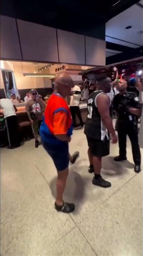 One Spurs fan vs 100 Knicks Fans