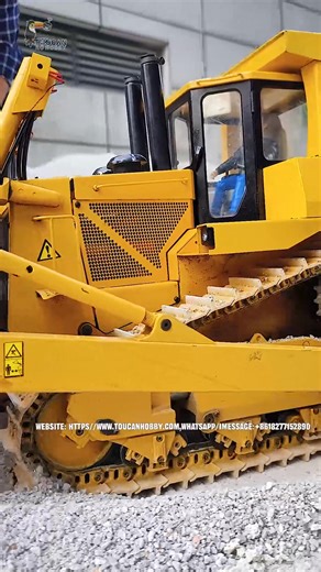 The DXR2 bulldozer is entirely encased in a tough metal shell, with a classic bright yellow as its main color, making it eye - catching and dazzling. As the bulldozer moves steadily forward, it quickly piles up the soil into neat mounds, with a smooth and neat process. | Toucanhobby