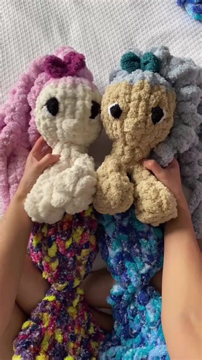 The most adorable mermaid pattern by the amazing @shada_chunky_knit_blankets is now available!! This is the sweetest intermediate pattern that is SO much fun to make! I had a lot of fun choosing different color combinations and the results of this pattern are STUNNING! Sharleen did a wonderful job with this pattern and she didn’t miss a single detail in the tutorial or PDF pattern! Thank you Sharleen for letting me be a tester! ❤️ #launch #chunkyyarn #mermaid #summer #handknit #pattern #tutorial