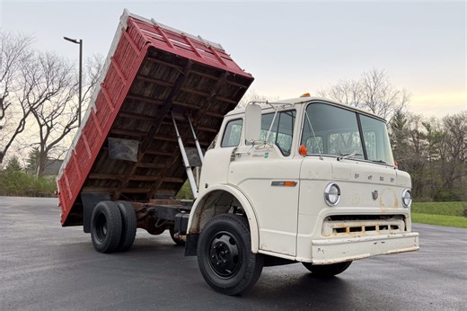 No Reserve: 1973 Ford C-600 Custom Cab Grain Truck 4-Speed