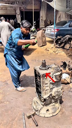 How to Remove a Stubborn Heavy-Duty Gearbox Bearing #shortsfeed #automobile #gearbox #howto