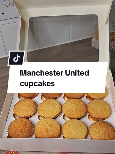 How to Decorate Manchester United Cupcakes
