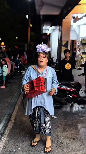 wikwik ambyar on Instagram: "malam ini malam tahun baruan bareng aku yaa aku tunggu di depan pasar beringharjo sampai jam 12.."