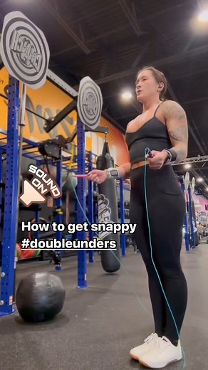 Want snappy double unders? It takes a blend of precision and rhythm! Here’s the scoop: 1️⃣ Focus on your form, keep those arms relaxed and wrists flicking smoothly. 2️⃣ Practice makes perfect – start slow, gradually pick up the pace. 3️⃣ Stay consistent and patient, Rome wasn’t built in a day! With dedication and our lightning-fast speed ropes, you’ll achieve those satisfying snappy double unders in no time! ⚡️💪 📸 @bird995, a double under PRO! #JumpHigher #DoubleUnderMastery #SpeedRopeSecrets 