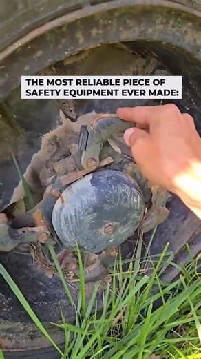 Before electronic beepers, there was this masterpiece of mechanical engineering. It's a backup alarm that doesn't need wires, speakers, or computers. Just a bell, a couple of hammers, and the simple genius of forward and reverse motion. When the wheel backs up, the hammers hit the bell. Simple as that. It's a loud, proud, and beautifully simple piece of trucking history. #OldSchool #VintageTruck #Mechanical #BackupAlarm #TruckerHistory #TheyDontMakeEmLikeTheyUsedTo What's the coolest piece of ol