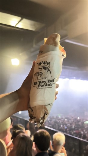 Fudo | Software gastronómico on Instagram: "🧡🥖 Acompañamos a @elreydelpanini en los 6 recitales de @wos.ds3 en @estadioobras donde cada fecha fue un desafío distinto: miles de pedidos, flujos rápidos y cero margen de error. Ahí es donde Fudo tenía que responder. Con la Falcon 1 comandaron e imprimieron tickets al instante, sin cables y sin frenar la operación. En un show así, todo pasa en segundos y el sistema tiene que ir a esa velocidad. Así vivimos Fudo en acción en una de las experiencias 