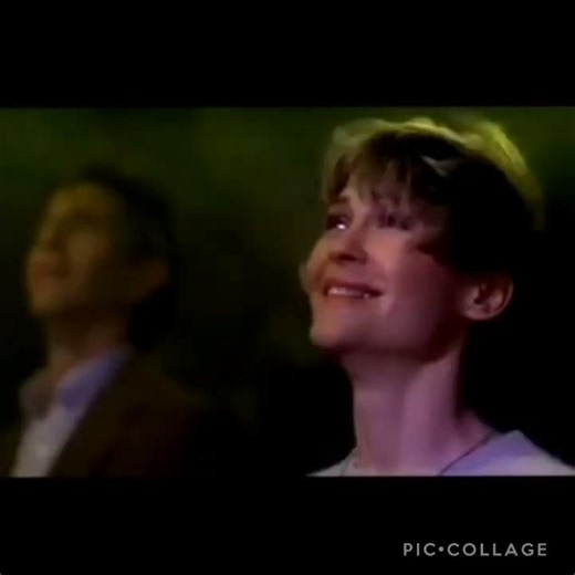 《E.T.外星人》透過小孩子看大人的視野，從男孩真摯的付出與對等的回應中，喚起觀眾童年時面對未知的真誠與勇氣，至今仍為影迷心中的科幻經典第一。