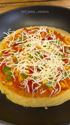 Sašica on Instagram: "Zobena pizza – gotova za 2 minute Oat pizza – ready in 2 minutes Sastojci: • 35 g zobenih pahuljica • 2 jaja • Nadjev po želji Priprema: Izmiksaj zobene pahuljice i jaja Zagrij tavu i izlij smjesu na nju. Kad se tijesto zapeče, okreni ga. Dodaj nadjev po želji, poklopi i pričekaj da se sir otopi. 😊🥰 Ingredients: • 35 g oats • 2 eggs • Toppings of choice Preparation: Blend the oats and eggs. Heat a pan and pour in the mixture. When the base sets, flip it over. Add toppings