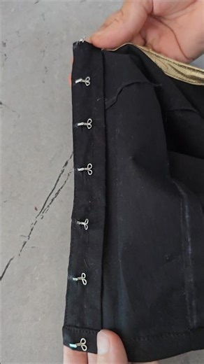 Blouse me hook lgane ka easy trick 🪡👍💁‍♀️ #stitching #creativity #blouse #diy #blousetips #ytshorts