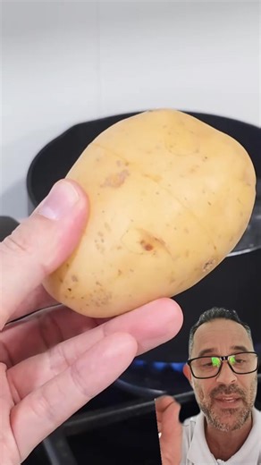 Da só uma olhada nesta dica para cozinhar batatas da Maiara correta 👍🏻 . . . . .. . . . . . . #viral #creativeideas #Batata #potato #viralreels #conteudocriativo #emcasa #facavocemesmo #artesanal #HomeImprovement #HomeMaintenance #seasonalgreetings #hokidaygreenting #giftideas #giftidea #holidaytraditions #giftcard #holidaygift #cakedecorating #giftwrapping | Dica do Dia