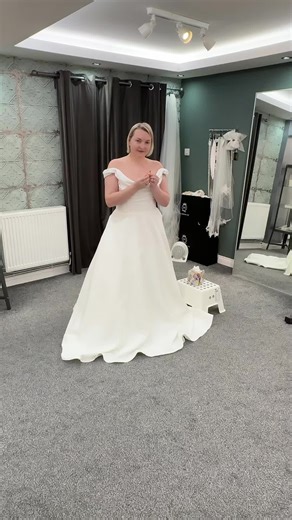 Pockets in wedding dresses? Absolutely fabulous. But let’s not fill them with bright lipsticks or anything that might melt 🙈 Stick to tissues or a cute little hanky instead, practical, safe, and no surprise stains down the aisle. Hope that helps x #TheWeddingHQ #weddinghack #justinalexander #bride #WeddingDressShopping