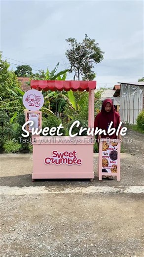 Erdesproperty Furniture Craft on Instagram: "Booth Portable Koper Pemesanan Kak Nur Annisa 📍 Bogor Bisnis : Sweet Crumble Booth ukuran 120 x 60cm basic custom Variasi aksesoris: • Logo Brand Bagian Depan • 4 Tiang • Atap • Palang Variasi • Circle Logo • Papan Menu • Stand Iklan • Kaki Roda Bahan menggunakan Multiplek dan finishing HPL warna soft pink Follow >>> @erdespropertyofficial Pemesanan bisa Via DM dan Chat nomer WA Admin di bio IG, pengiriman seluruh indonesia #booth #boothportable #boo