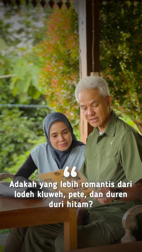 Cuaca yang sendu, jalan pelan ke Kopi Oemah Menoreh, mobilan berdua sama istri. Adakah yang lebih romantis dari lodeh kluweh, pete, dan duren duri hitam?