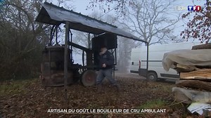 Partons à la rencontre d’un distillateur ambulant. Le bouilleur de cru apporte son alambic d’une maison à une autre pour transformer les fruits en eau-de-vie. | TF1 INFO