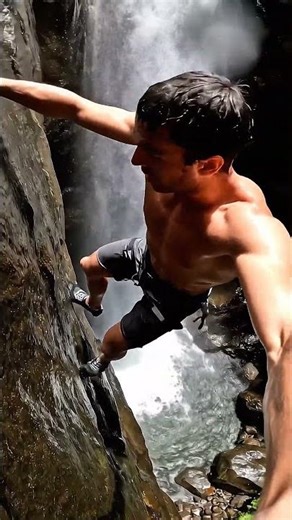 CACHOEIRA de 50m SEM CORDAS! 😱 Escalada Livre INSANA #climbing #waterfall #travel #nature #mountains