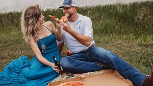 Complete strangers enjoy pizza, kiss in romantic photoshoot and the internet is loving it